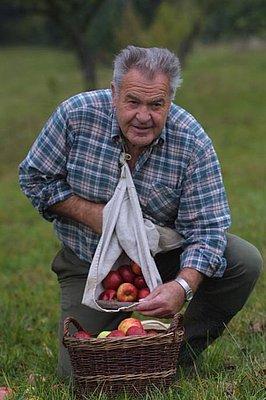Mann mit einem Apfelkorb